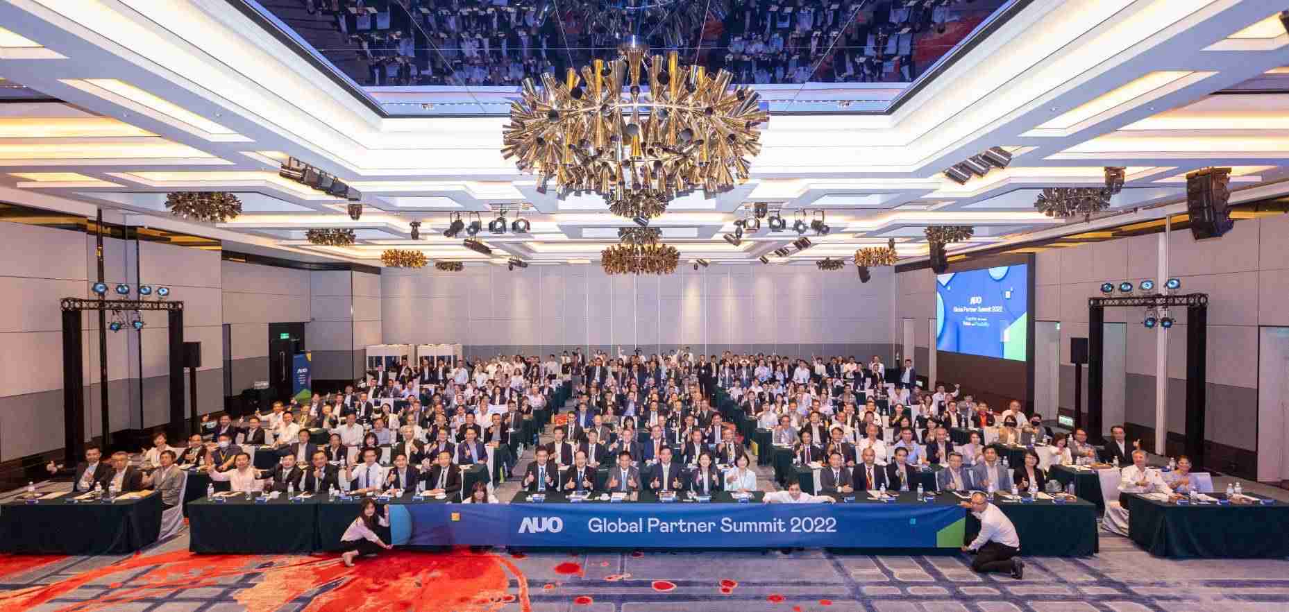 友達推動「安心、、、創新、、、用心、、、、同心、、盡心」五星職旅，，為菲籍員工打造全方位照護，，首度贏得「人權實踐與發展領袖獎」殊榮