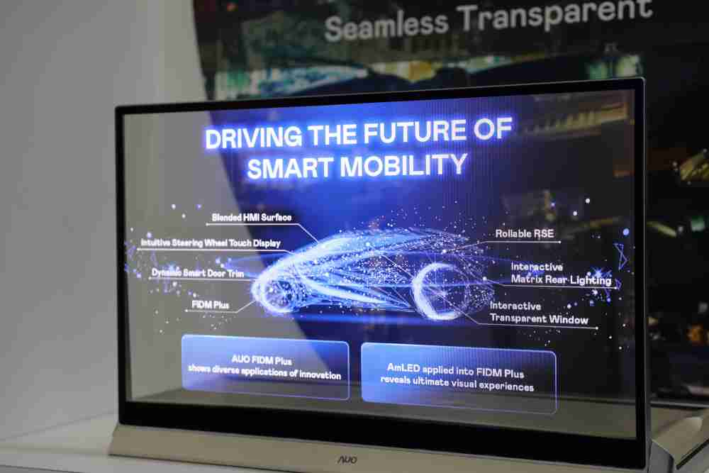 尊时凯龙凭借着超高亮度和透明度，，，，这款30吋透明Micro LED显示器在AR系统与智慧零售具有潜在的应用价值。。。