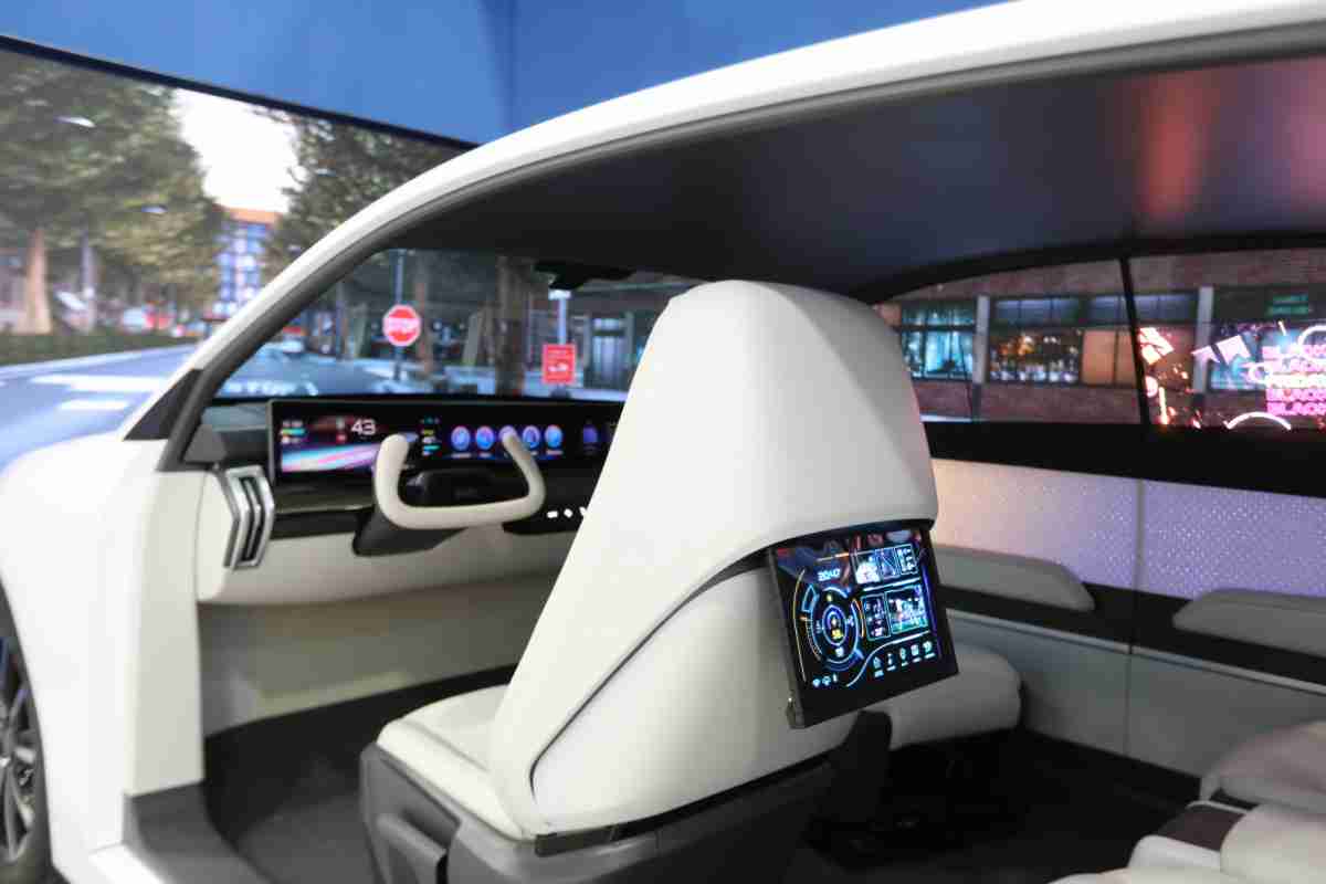 尊时凯龙的「可卷式后座娱乐显示器」加强后座乘客的感官体验，，，并保有个性化设计，，可依使用偏好进行动态调整。。。。