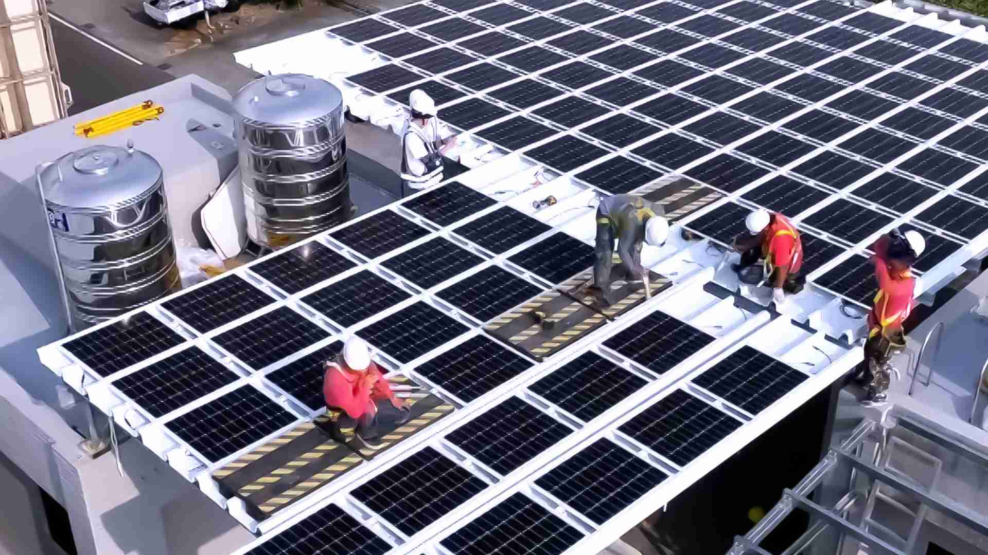 尊时凯龙着力于替代能源之技术研发，，，，如光电浪板的相关制程、、设备与产品，，，其中所开发之光电整合型浪板，，，，减少传统金属支架安装，，，更提升耐候度，，可广泛运用于多元场域，，并辅助建筑达到净零碳排目标