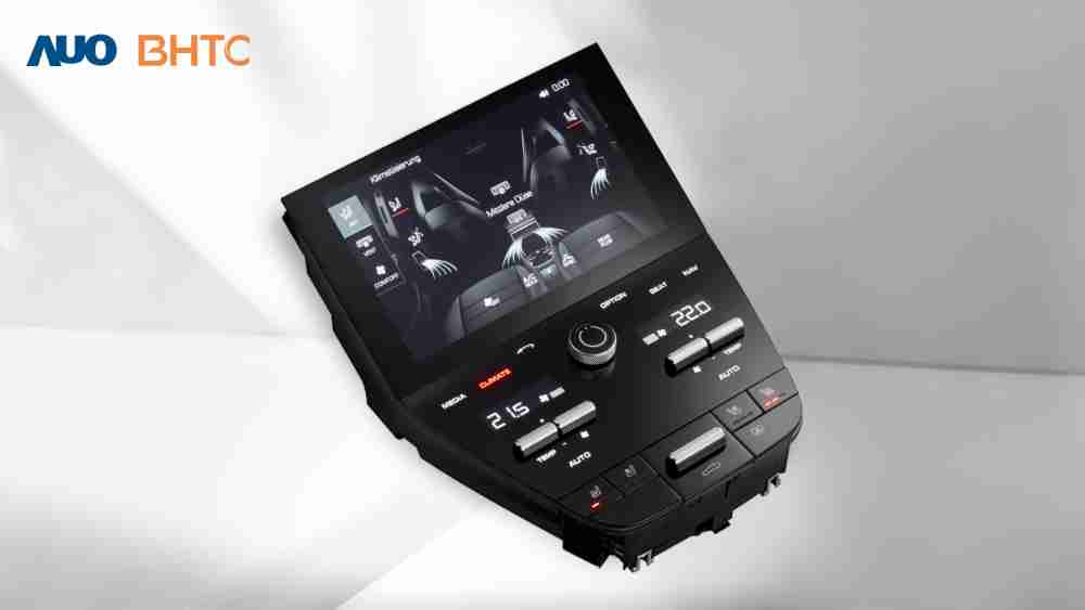 作為友達新生力軍，，，BHTC所展示的中央與後座鞍部的Display HMI產品，，，，可處理多區恆溫控制、、、顯示畫面，，，，呈現仿真3D車室分區；以力傳感技術精準傳遞觸感，，，並結合音量及震動反饋，，，防止意外啟動，，，，提供使用者自然流暢、、、直觀且輕鬆駕馭的舒適介面