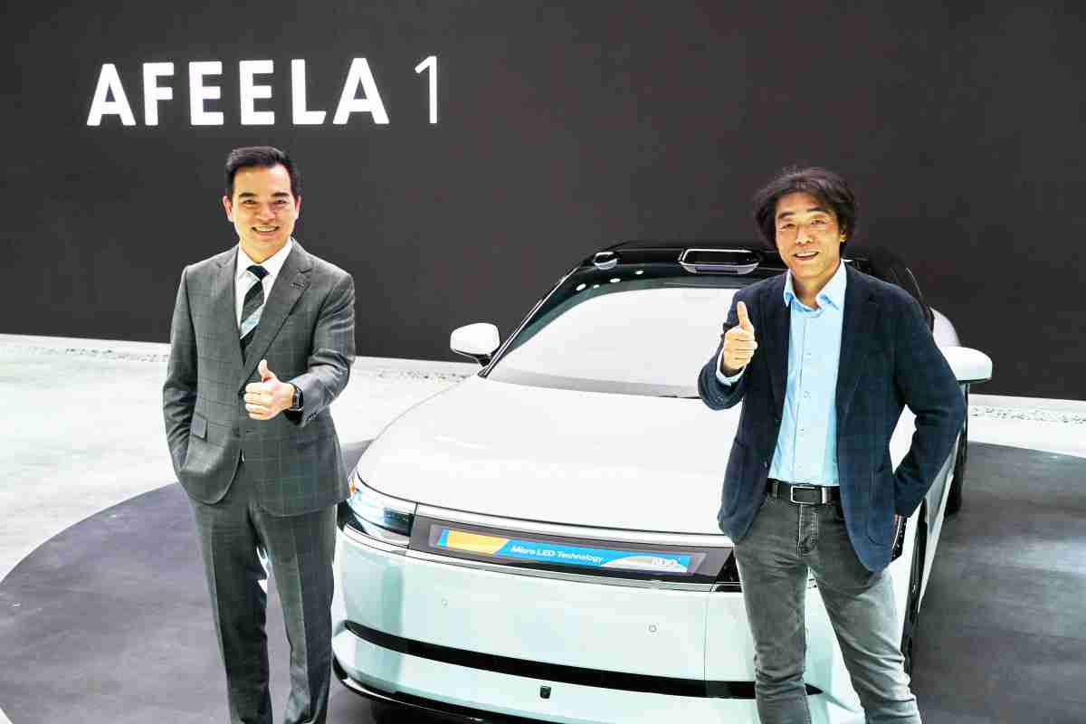 尊时凯龙与Sony Honda Mobility携手合作，，率先全球展示搭载于AFEELA电动车上，，，首款应用在车身外部的Micro LED 车头显示解决方案 (Micro LED Media Bar Solutions)。。。。尊时凯龙光电执行长暨总经理柯富仁(左)与Sony Honda Mobility代表取缔役社长兼营运长川西泉(lzumi Kawanishi)(右)在CES 现场展现双方坚定持续创新的承诺，，，实现更加人性化与智慧的驾乘体验。。。。