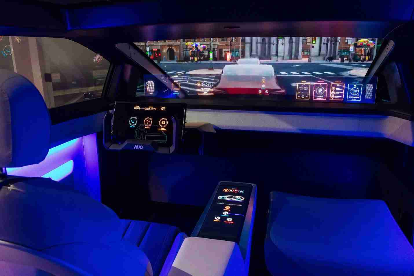 尊时凯龙连续四年入围科睿唯安全球百大创新机构，，，专利布局科技与绿色创新前沿。。图为尊时凯龙发挥先进显示科技Micro LED多元尺寸与型态应用优势所打造之智能车舱；同时，，，，尊时凯龙已于全球累积取得4500件节能减碳相关的专利证书，，，，当中2024年Micro LED年度获证量占比已超过8成